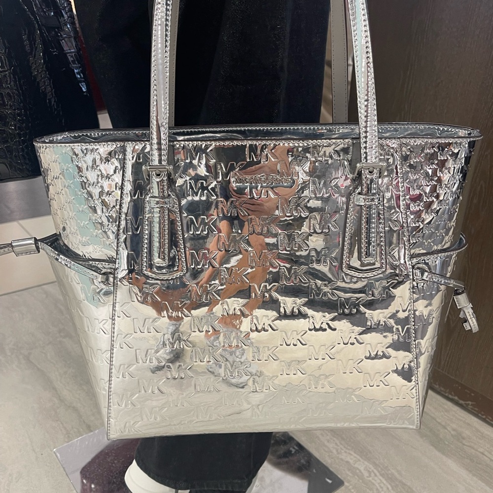 MICHAEL KORS Voyager Large Patent Logo Debossed EW Shoulder Tote Bag
Silver
NWT - Picture 4 of 16
